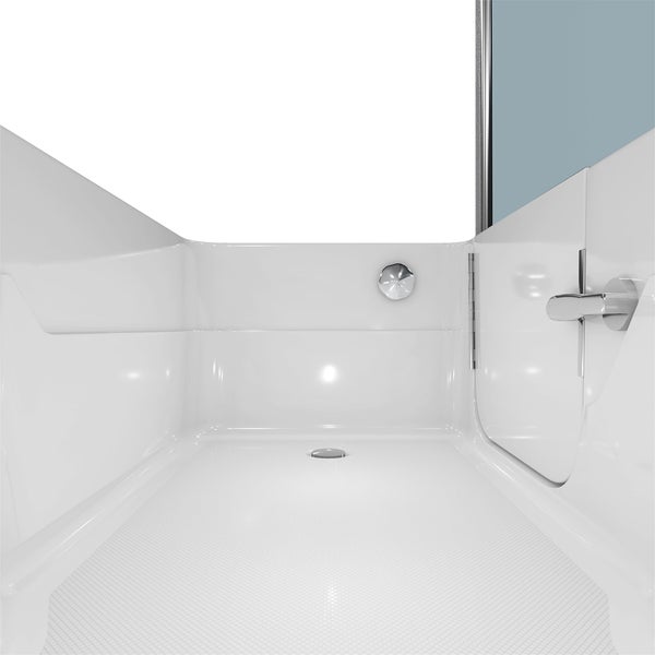 Innenansicht einer Sitzbadewanne mit Einstiegstür, strukturierter Bodenfläche, Abfluss und verchromtem Türgriff.