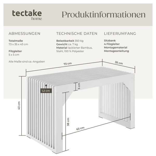 Hängesessel aus Rattan mit Kissen, Spiegel, Pouf und Teppich in einem hellen Raum.