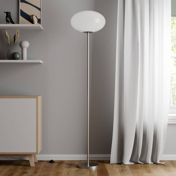 Stehleuchte mit kugelförmigem Lampenschirm und Metallschaft im modernen Wohnzimmer