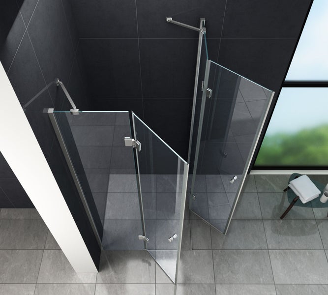 Begehbare Duschkabine mit Klarglaswänden und silberfarbenen Beschlägen in einem Badezimmer.