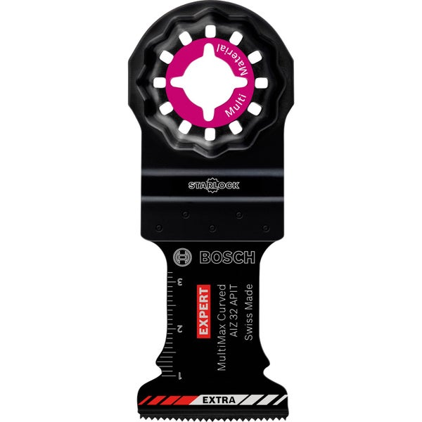 Eine Person mit Atemschutzmaske und Schutzbrille arbeitet mit einem Multifunktionswerkzeug an einer Metallplatte.