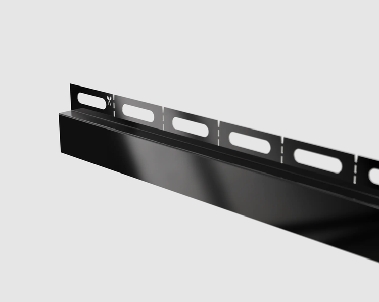 Schwarze Rasenkante aus Metall mit Langlöchern und Markierungen zum Kürzen.