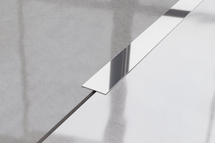 Bodenablauf mit Edelstahl Rost im Badezimmer