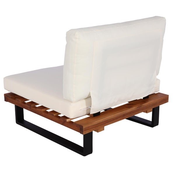 Garten-Lounge-Sessel mit Holzgestell, schwarzen Metallkufen und cremefarbenen Sitz- und Rückenkissen.