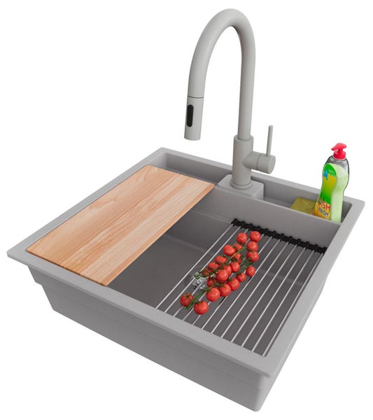 Spüle mit Armatur, Schneidebrett, Abtropfgitter, Tomaten, Spülmittel und Schwamm
