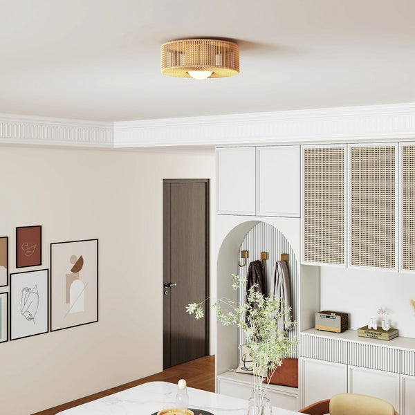 Deckenleuchte aus Rattan im Wohnzimmer