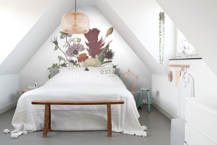Helles Schlafzimmer im Dachgeschoss mit Blumenwandtattoo, Lampe und Holzbettbank