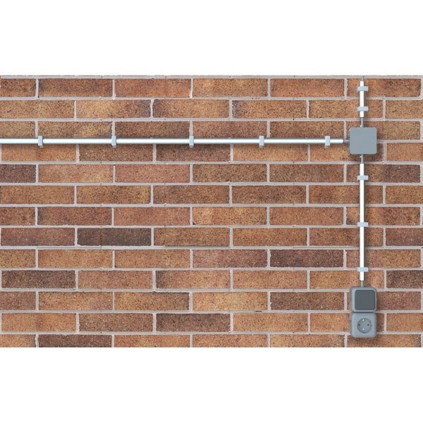 Aufputz-Elektroinstallation an einer Ziegelwand