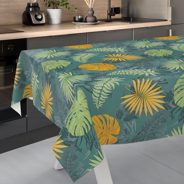 Tischdecke mit tropischem Blattmuster in einer modernen Küche.
