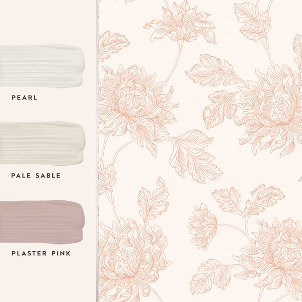 Tapete mit Blumenmuster und drei abgestimmten Farbproben Pearl, Pale Sable und Plaster Pink für die Wandgestaltung.