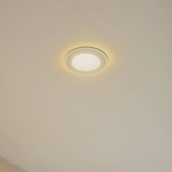 Runder LED Einbaustrahler in der Decke montiert, eingeschaltet mit warmem Licht.