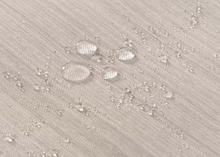 Nahaufnahme eines wasserabweisenden Stoffes mit Wassertropfen