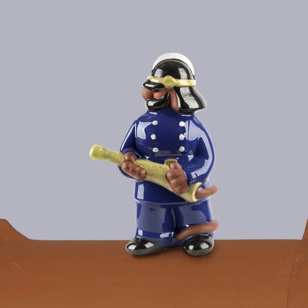 Dachfigur Feuerwehrmann aus Keramik mit Feuerwehrschlauch.