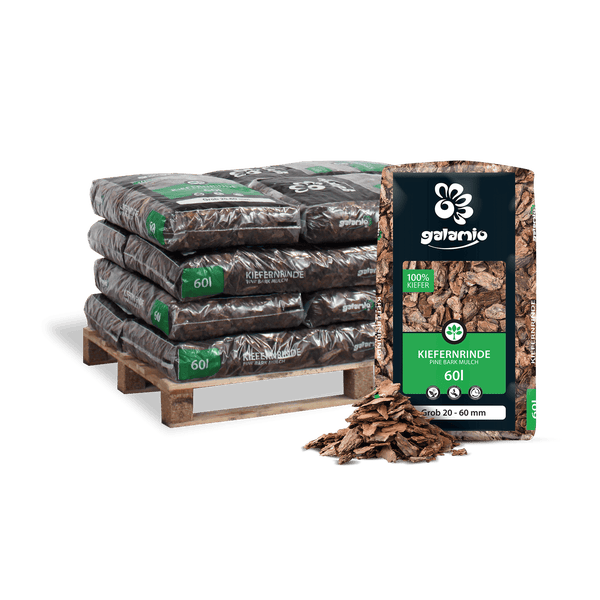 Galamio Kiefernrinde grob 20 bis 60 Millimeter, mehrere 60 Liter Säcke auf einer Holzpalette gestapelt mit loser Rinde im Vordergrund.