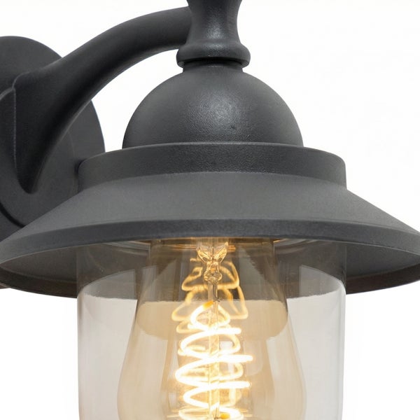 Außenwandleuchte aus schwarzem Metall mit klarem Glas und Leuchtmittel mit Spiralwendel.