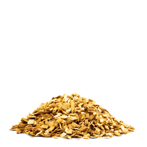 Ein Haufen naturbelassener Räucherchips aus Holz für den Grill.