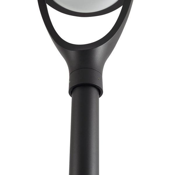 Detailaufnahme einer schwarzen Außenleuchte mit rundem Mast und gebogener Halterung für den Leuchtenkopf.