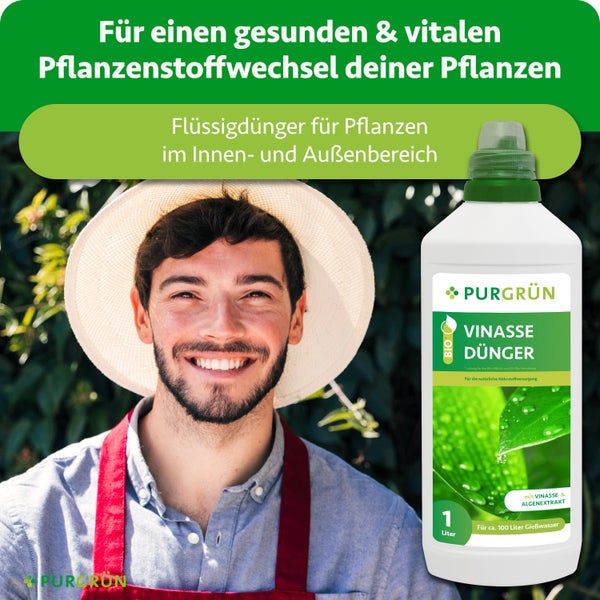 Gärtner neben einer 1 Liter Flasche Purgrün Vinasse Bio-Flüssigdünger für Pflanzen im Innen- und Außenbereich.