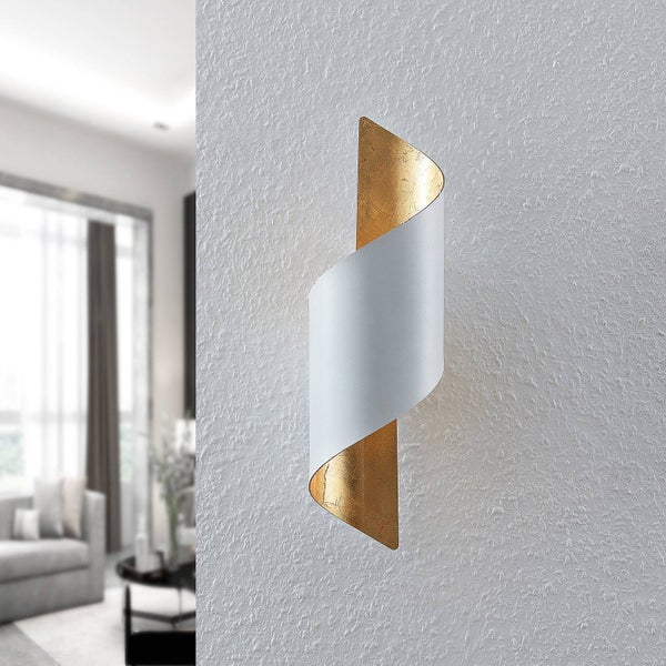 Wandleuchte mit gewundenem Design in Gold und Weiss an einer Wand