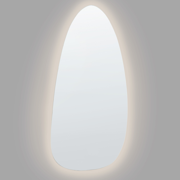Asymmetrischer Wandspiegel mit integrierter LED-Beleuchtung und organischer Form.