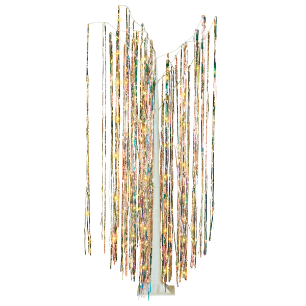 Dekorativer Lichterbaum mit schimmernden Lametta-Streifen und LED-Lichtern für festliche Beleuchtung