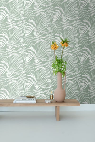 Tapete mit Farnmuster in einem hellen Raum