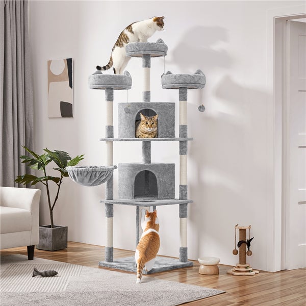 Katzenkratzbaum mit mehreren Ebenen, Katzenhäusern und drei Katzen