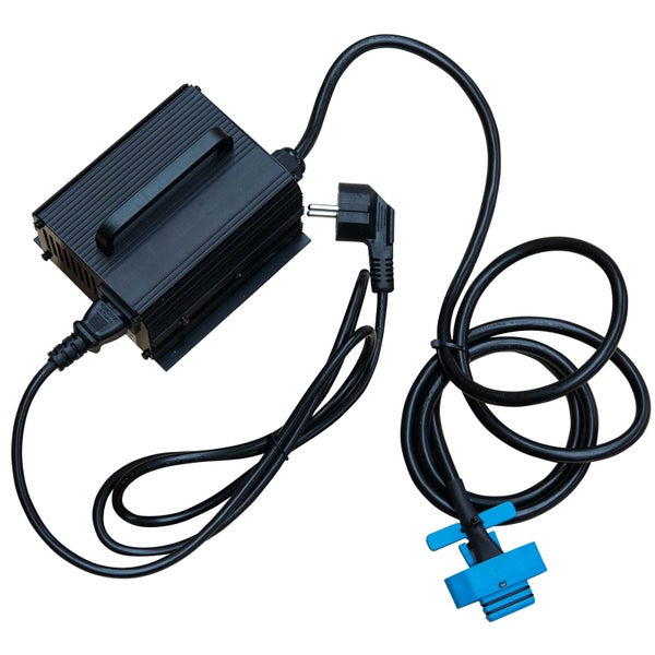 Schwarzes Akkuladegerät mit Kühlrippen, Tragegriff, Netzkabel und blauem Stecker.