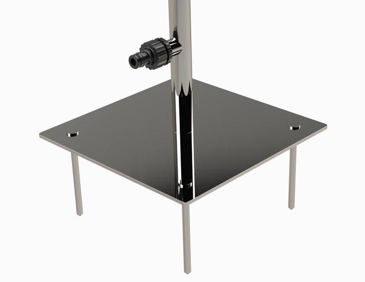 Bodenplatte für Gartendusche aus Metall mit Erdspießen und Schlauchanschluss.
