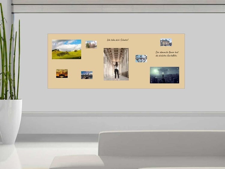 Großes beiges Wandpaneel mit einer Collage aus Landschafts- und Architekturfotos sowie deutschen Sprüchen, montiert in einem hellen Wohnzimmer.