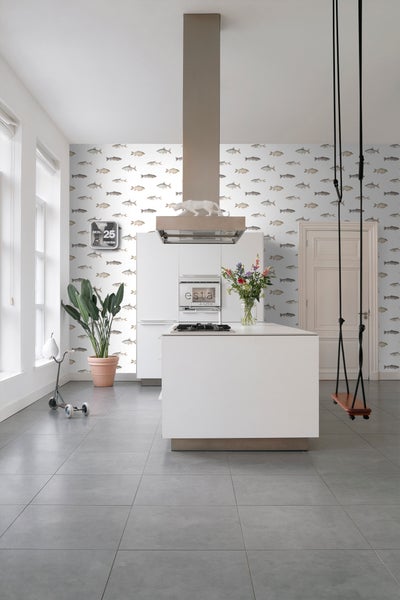 Heller Küchenraum mit Fischmustertapete, Kücheninsel, Zimmerpflanze und Schaukel