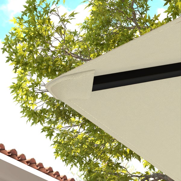 Detailaufnahme eines Sonnensegels aus beigem Textilgewebe mit schwarzem Rahmen vor einem Baum und blauem Himmel.