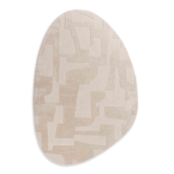 Beigefarbener, unregelmäßig geformter Teppich mit abstraktem geometrischem Muster und verschiedenen Florhöhen.