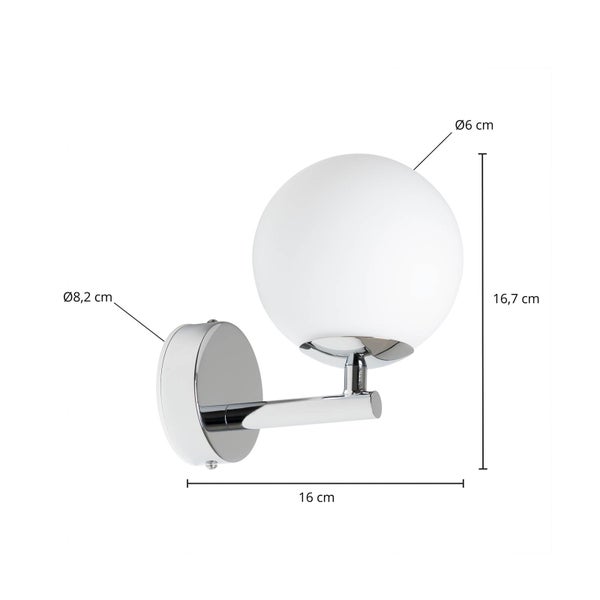 Wandleuchte mit weißer Glaskugel und Chromgestell. Maße: Höhe 16,7 Zentimeter, Breite 16 Zentimeter, Durchmesser Kugel 6 und Halterung 8,2 Zentimeter.