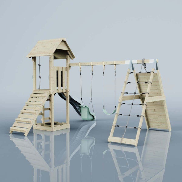 Spielturm aus Holz mit Dach, Rutsche, Kletterrampe, zwei Schaukeln, Kletternetz und Kletterwand.