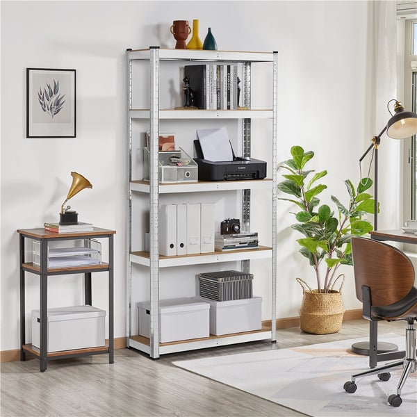 Organisiertes, helles Heimbüro mit einem hohen Metallregal mit fünf Holzböden, einem kleinen Beistellregal, einer Zimmerpflanze und einem Schreibtisch.