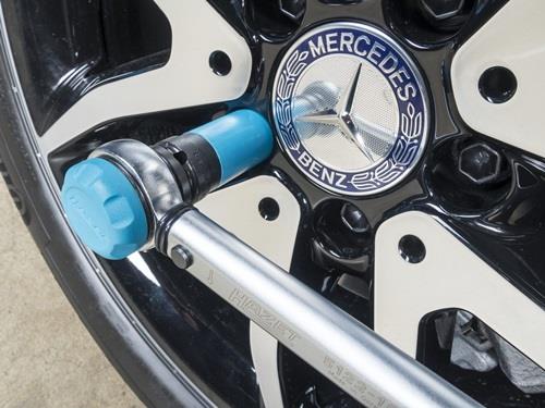 Drehmomentschlüssel an einem Rad mit Mercedes-Benz Logo