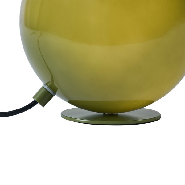 Nahaufnahme eines olivgrünen kugelförmigen Tischlampenfußes mit flachem Standfuß und schwarzem Textilkabel.