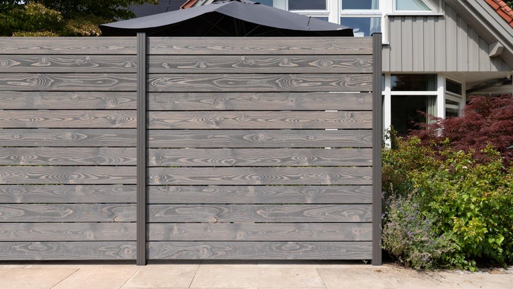 Holzzaun als Sichtschutz im Garten