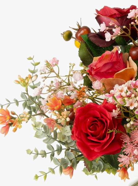 Künstlicher Blumenstrauß mit Rosen und verschiedenen Füllblumen sowie Beeren.