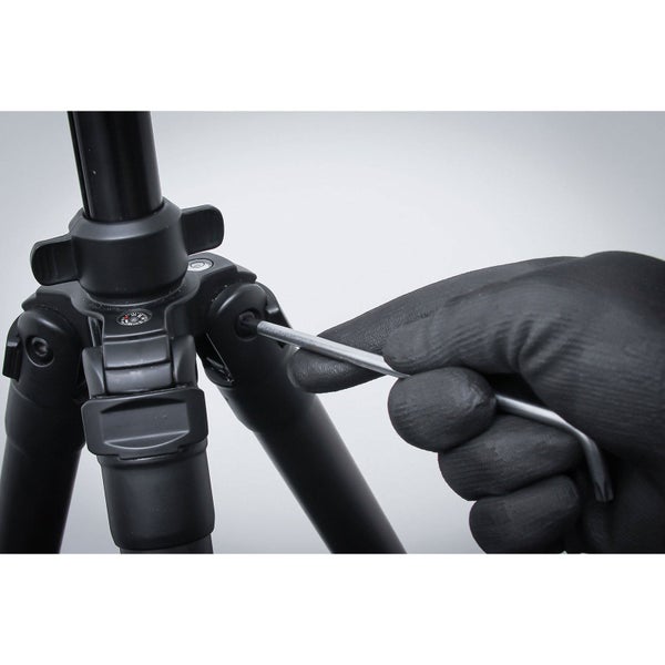 Hand mit Handschuh stellt eine Schraube am Stativgelenk mit einem Torx-Schlüssel ein.