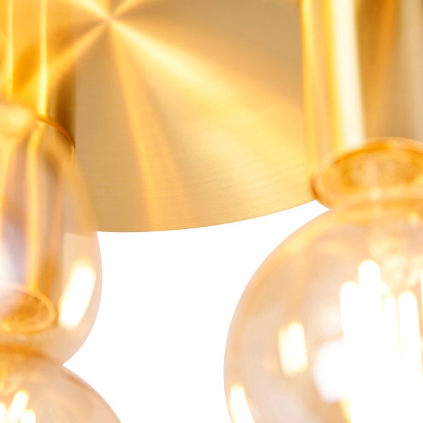 Nahaufnahme einer goldenen Deckenleuchte mit mehreren Glühbirnen.