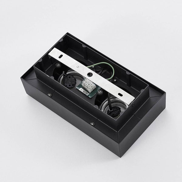 Offene schwarze Wandleuchte mit Montageplatte und elektrischen Anschlüssen