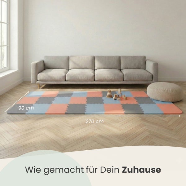 Puzzlematte aus Schaumstoff mit den Maßen 90 Zentimeter mal 270 Zentimeter im hellen Wohnzimmer auf Parkettboden vor einem Sofa.