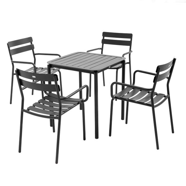 Gartenmöbel-Set bestehend aus einem quadratischen Tisch mit Lattenoberfläche und vier Armlehnenstühlen mit Latten an Sitz und Rückenlehne.