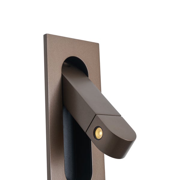 Moderne, bronzefarbene, verstellbare LED-Wandeinbauleuchte aus Metall.