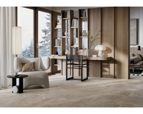 Modernes Wohnzimmer mit Fliesenboden, Sessel und Bücherregal
