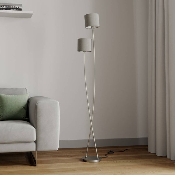 Stehlampe mit zwei Lampenschirmen und Metallgestell im Wohnzimmer.