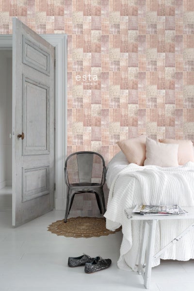 Schlafzimmer mit Bett, Stuhl und gemusterter Tapete