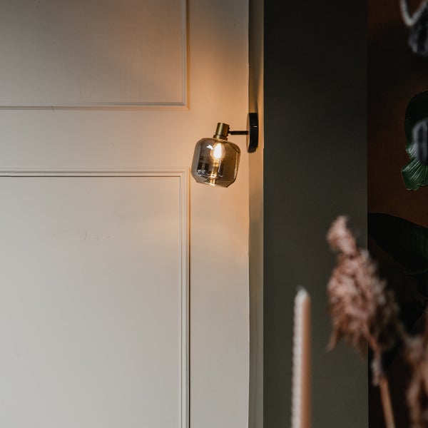 Wandleuchte aus Glas und Metall im Innenraum